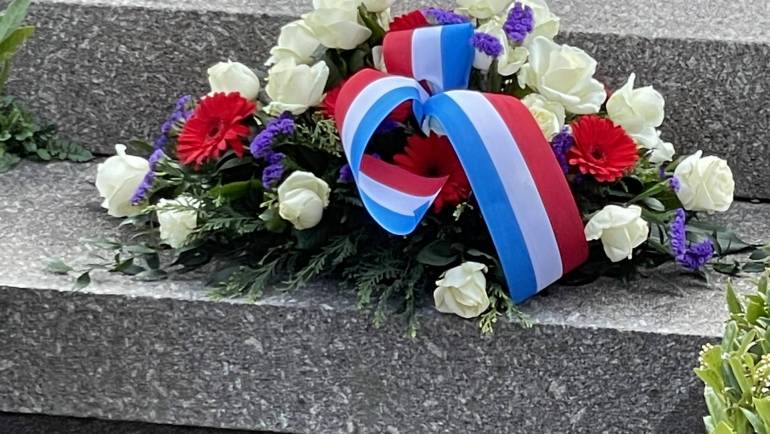 8 mai – dépose d&rsquo;une Gerbe